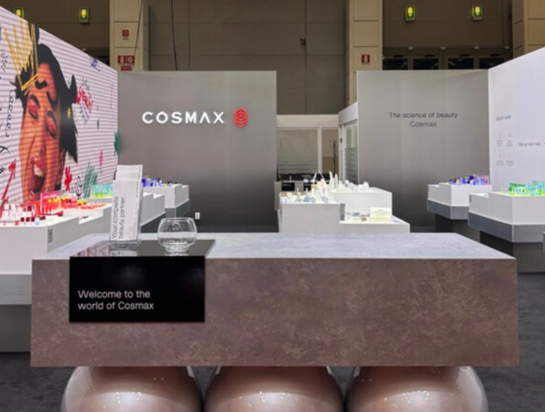 Cosmax dualized booth operation to increase convenience for customers as well as general visitors. ⒸCosmax